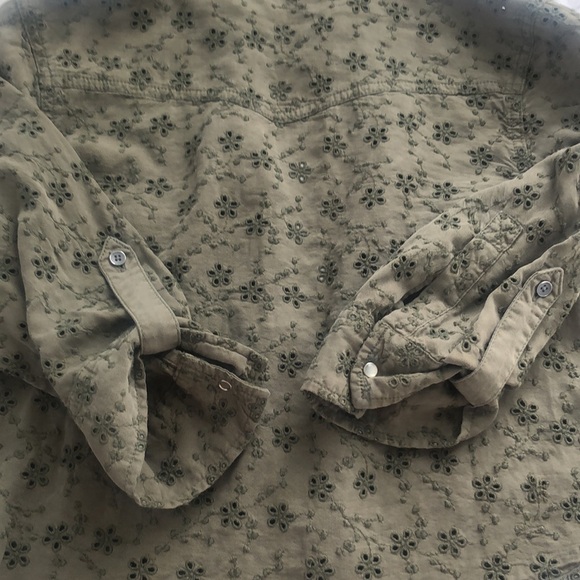 GUESS Eyelet Denim Tie Front Pin Up Shirt Size Medium - Picture 13 of 15